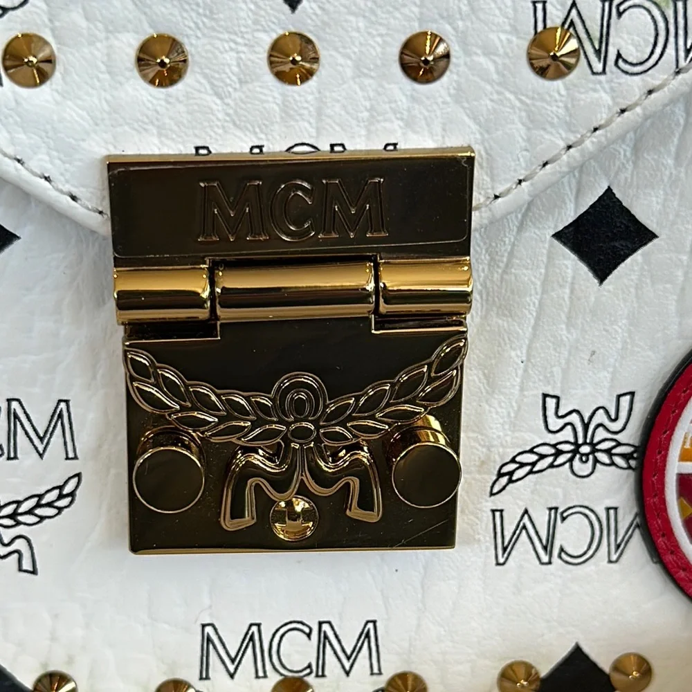 MCM White Victory Patch Viscetos Patricia Crossbody.  New with Dustbag - Picture 5 of 9